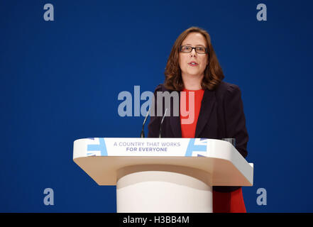 Leader della House of Lords, la Baronessa Natalie Evans, indirizzi i delegati il quarto giorno del congresso del partito conservatore e all'ICC in Birmingham. Foto Stock