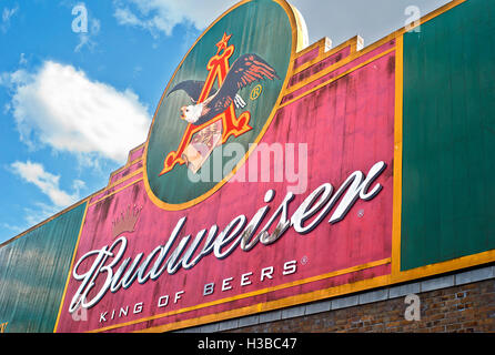 Budweiser King of Beers logo sul tabellone Thames riverside Brewery London REGNO UNITO Foto Stock