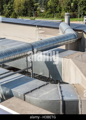 Installazione di acciaio aria condizionata tubi del condotto sull'edificio industriale roof top Foto Stock