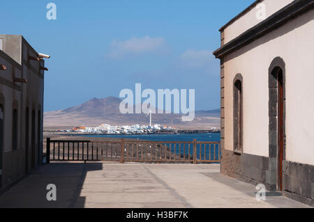 Fuerteventura Isole Canarie, Nord Africa, Spagna: veduta dello skyline del villaggio di Puerto de la Cruz da Punta Faro Jandia Foto Stock