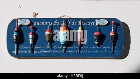 Fuerteventura Isole Canarie, Nord Africa, Spagna: un pannello di legno con una collezione di boe appeso a una parete bianca, decorazioni per interni Foto Stock