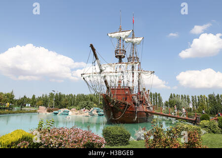 La nave dei pirati in Sazova Scienza, Arte e parco culturale nella città di Eskisehir, Turchia Foto Stock