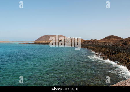 Fuerteventura Isole Canarie Nord Africa: acqua cristallina e la caldera mountain (La Caldera), il vulcano della piccola isola di Lobos Foto Stock