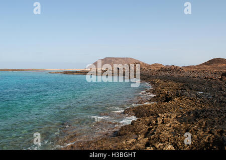 Fuerteventura Isole Canarie Nord Africa: acqua cristallina e la caldera mountain (La Caldera), il vulcano della piccola isola di Lobos Foto Stock