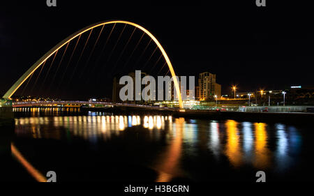 Newcastle e Gateshead al tramonto mostra Gateshead Millennium Bridge , salvia e Tyne Bridge. Foto Stock