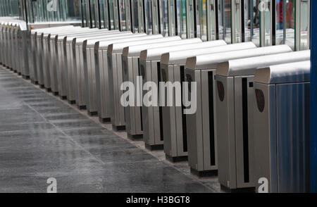 Biglietto automatizzato ostacoli alla Gare de l'Est, alla stazione ferroviaria di Parigi e Ile de France, Francia Foto Stock