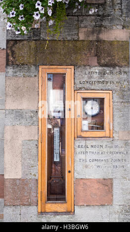Geografiche e stazione meteo impostato nella parete di Winchester Guildhall, Winchester, Hampshire, Inghilterra, Regno Unito. Foto Stock