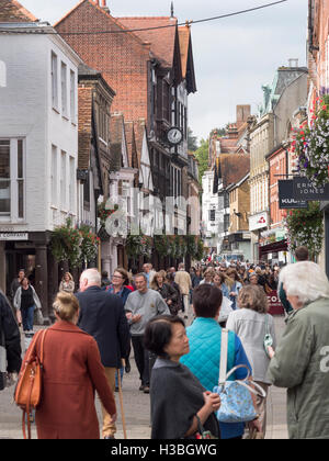 Cantò shopper in Winchester High Street, Winchester, Hamsphire, England, Regno Unito Foto Stock