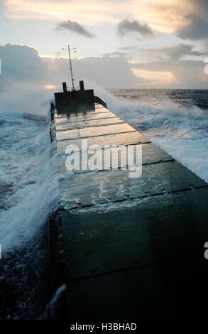 AJAXNETPHOTO. In mare oceano Atlantico. - HEAVY WEATHER - completamente caricato nave cargo in mare in condizioni di mare grosso. Foto:JESSICA EASTLAND/AJAX REF:40309 2 40002 Foto Stock