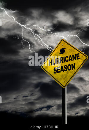 Uragano stagione con segno di simbolo contro un sfondo tempestoso e copia di spazio. Sporco e cartello angolato aggiunge al dramma. In verticale Foto Stock