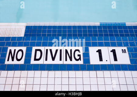 Area poco profonda della piscina, no immersioni subacquee Foto Stock