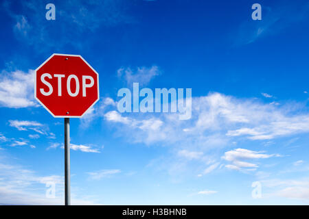 Conceptual stop con cielo blu di sfondo e copiare lo spazio. Foto Stock