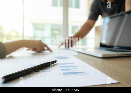 Contabilità,business,discutendo,successo,il lavoro di squadra,documenti,l'economia,lavorando, workplace,sale riunioni, carta, documenti cartacei Foto Stock