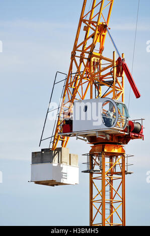 In prossimità della piattaforma e cabina di una gru da cantiere con operatore Foto Stock