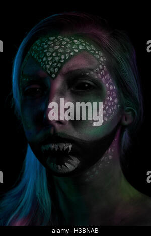 Alien femmina creatura Orrore, effetti speciali creative make up ritratto di illuminazione Foto Stock