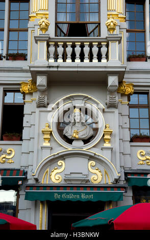 Dettagli architettonici sulla facciata di edificio nel centro storico di Bruxelles, Belgio Foto Stock