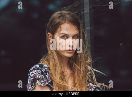 Ritratto di una donna con il vento tra i capelli Foto Stock