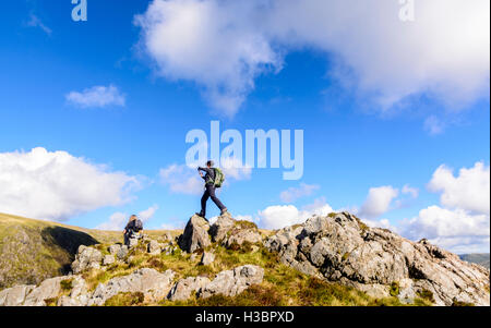 Due donne su Cadair Idris la gamma della montagna nel Parco Nazionale di Snowdonia nel Galles, Regno Unito Foto Stock