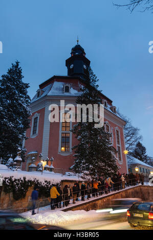 Dresda: le persone sono il rivestimento fino a Natale il servizio nella Chiesa Loschwitz, , Sachsen, Sassonia, Germania Foto Stock