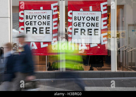 Passersby Store Twenty One, Forever 21, tutti gli articoli in vendita, Business Sconto BOGOF vendita su scarpe, donna moda, accessori a Merseyside, Regno Unito. Il quartiere degli affari del centro di Liverpool. Foto Stock