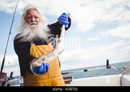 Ritratto di pescatore di pesci di contenimento Foto Stock