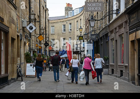 People shopping in old street a Cambridge, in Inghilterra. Foto Stock