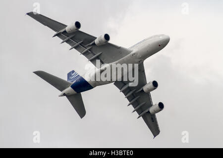 Un Airbus A380 a quattro motori aereo jet esegue al salone di Farnborough 2014. Foto Stock