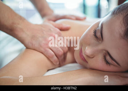 Fisioterapista dando la terapia fisica per la spalla di un paziente di sesso femminile Foto Stock