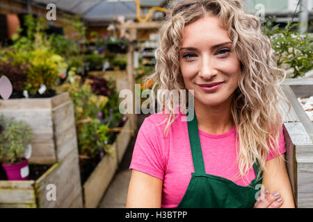 Ritratto di donna sorridente fioraio Foto Stock