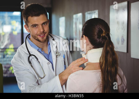 Fisioterapista esaminando una femmina di collo del paziente Foto Stock