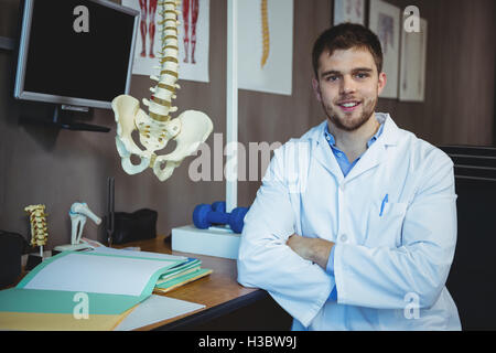 Ritratto di fisioterapista seduto alla sua scrivania Foto Stock