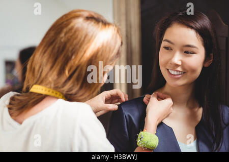 Designer di moda donna di misura della spalla Foto Stock