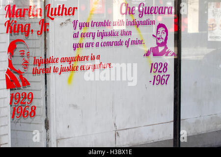 Impresse una citazione di Che Guevara sul telefono BT chiosco in Liverpool, Merseyside, Regno Unito Foto Stock