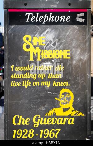 Preferirei morire in piedi che vivere la vita in ginocchio; stenciled citazione di che Guevara sul telefono chiosco BT, Liverpool, Merseyside, Regno Unito Foto Stock
