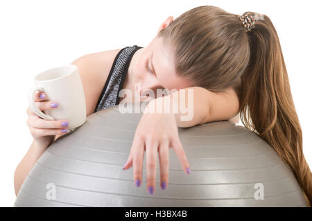 Donna di addormentarsi in palestra, isolato in bianco Foto Stock