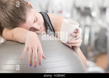 Donna di addormentarsi in palestra Foto Stock