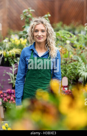 Ritratto di donna sorridente fioraio Foto Stock