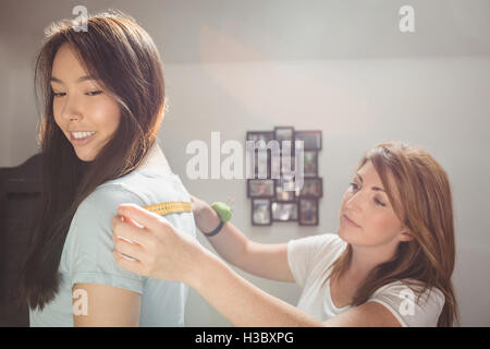 Designer di moda donna di misura della spalla Foto Stock