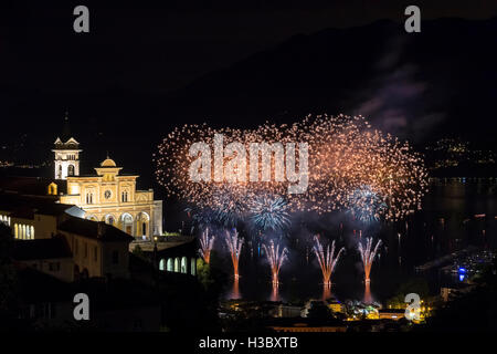 Fuochi d'artificio su Locarno e chiesa della Madonna del Sasso, Canton Ticino, Svizzera. Foto Stock