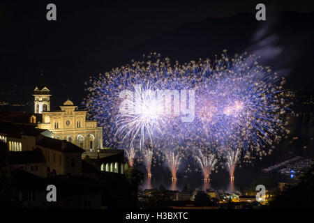Estate fuochi d'artificio di fronte a Locarno chiesa della Madonna del Sasso, Locarno, Canton Ticino, Svizzera. Foto Stock