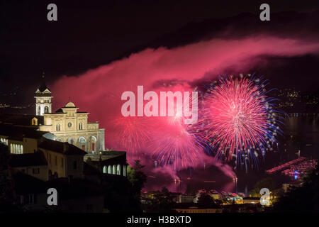 Locarno fuochi d'artificio di fronte a Madonna del Sasso santuario, Locarno, Canton Ticino, Svizzera. Foto Stock