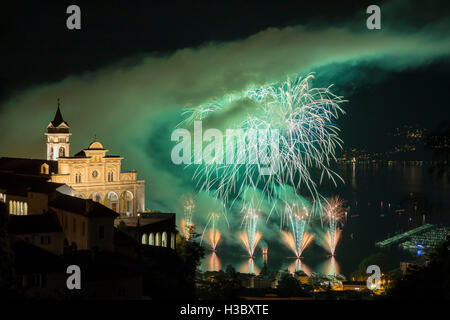 Fuochi d'artificio sul lago Maggiore di fronte a Madonna del Sasso chiesa, Locarno, Canton Ticino, Svizzera. Foto Stock