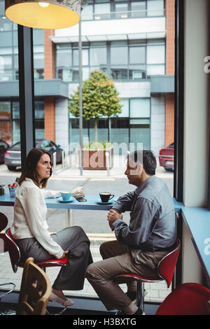 L uomo e la donna una conversazione Foto Stock