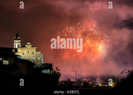 Locarno fuochi d'artificio di fronte a Madonna del Sasso chiesa, Locarno, Canton Ticino, Svizzera. Foto Stock