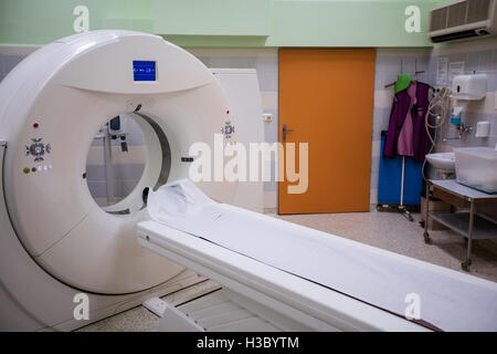MRI scan macchina nella camera di scansione Foto Stock