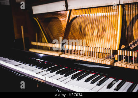 Vecchia tastiera per pianoforte Foto Stock