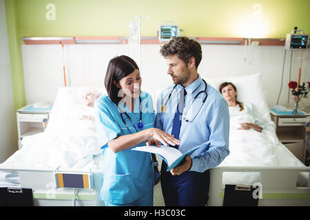 Medico interagendo con un infermiere Foto Stock