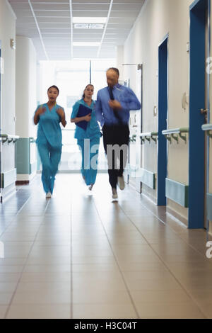 Medico e infermiere in esecuzione nel passaggio di ospedale Foto Stock
