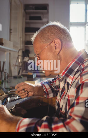 Goldsmith utilizzando manipolo macchina Foto Stock