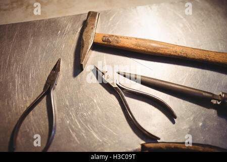 Goldsmith strumenti di lavoro su un banco di lavoro Foto Stock